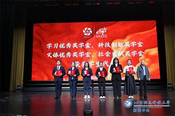 颁奖 朱院长.JPG